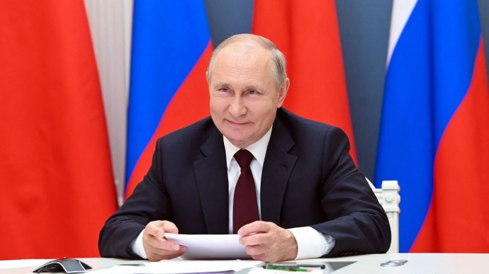 Putin and Xi sign two documents in Moscow