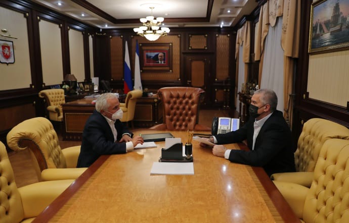 Встреча непризнанного главы Крыма Аксёнова с руководителем болгарской общины Иваном Абажером