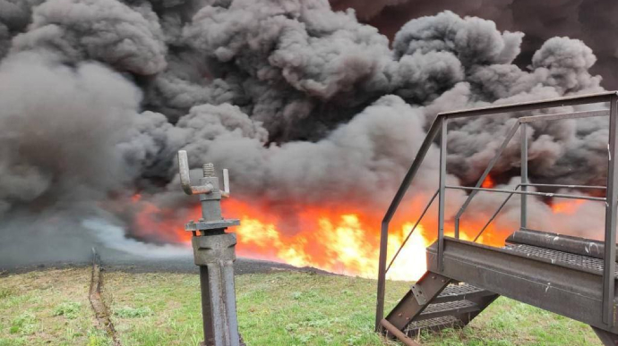 Оккупанты снова обстреляли нефтеперерабатывающий завод в Луганской области