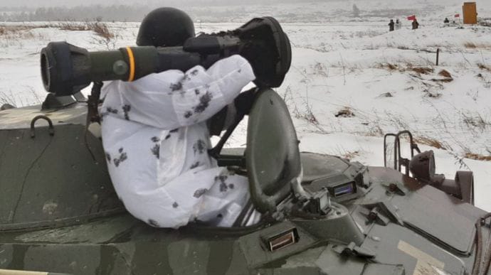 Украинские бойцы впервые постреляли по разным мишеням из противотанковых комплексов NLAW