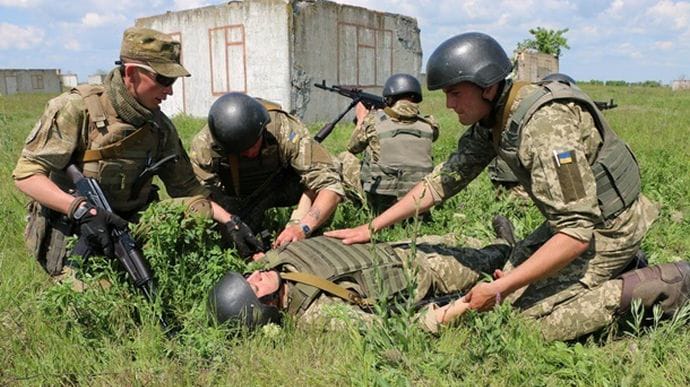Еще одного бойца подстрелили на востоке Украины – за утро двое раненых