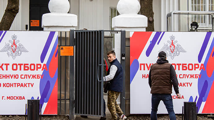 Медведев говорит, что с начала года в армию РФ уже набрали более 230 тысяч контрактников