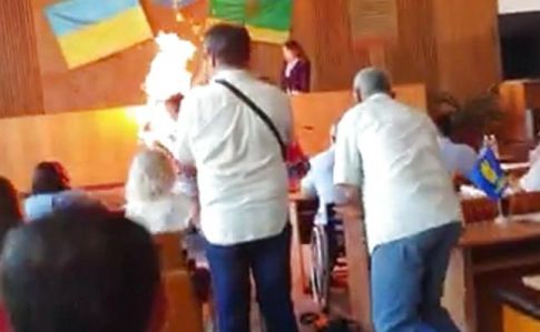 На Житомирщині підприємець підпалив себе на сесії міськради