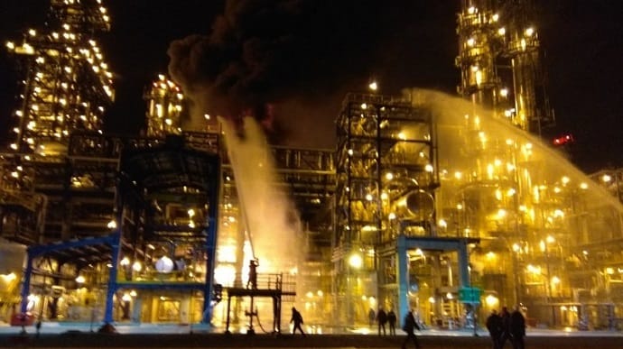 На нафтопереробному заводі в Білорусі виникла пожежа
