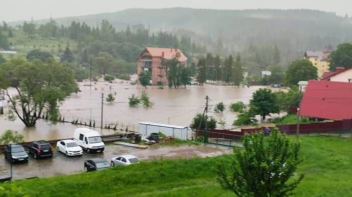 На Львівщині через опади підтопило селище, врятовано 20 людей