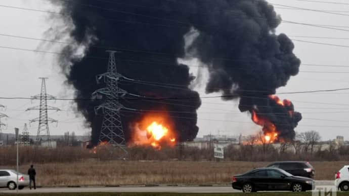 В російському Туапсе на нафтопереробному заводі виникла пожежа: місцеві жителі чули дрони