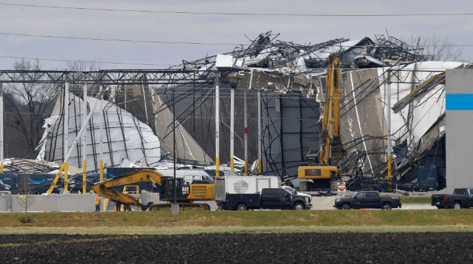 В США шесть человек погибли на разрушенном торнадо складе Amazon