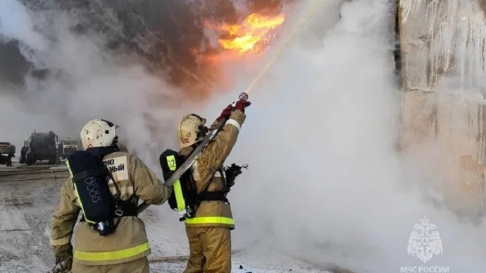 У російському Магадані – масштабна пожежа, згоріла вантажна техніка