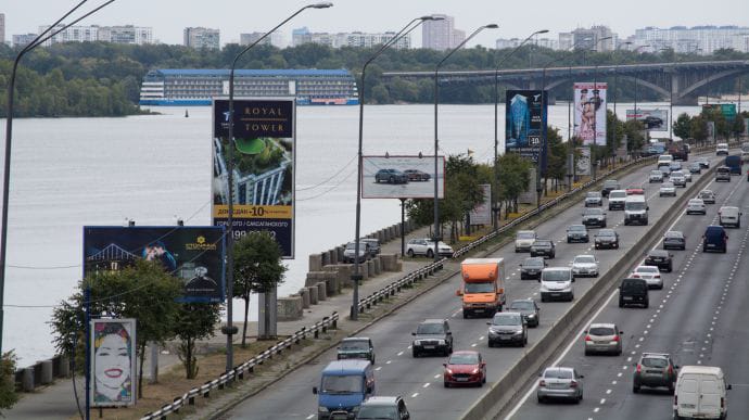 Нардепы хотят убрать рекламные борды на дорогах Украины