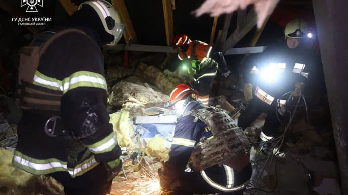 Из-под завалов отеля на Харьковщине достали тело младенца 