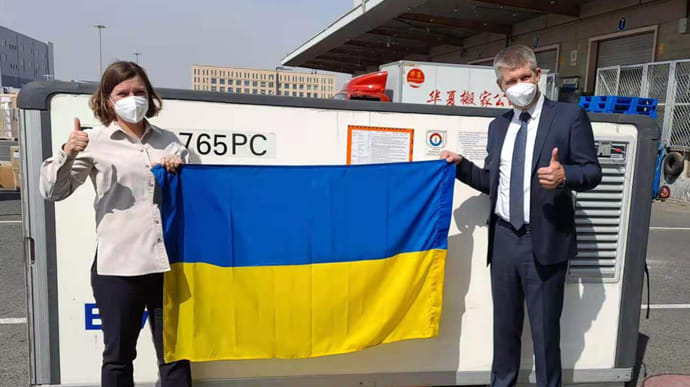 Вакцина CoronaVac полетіла в Україну 