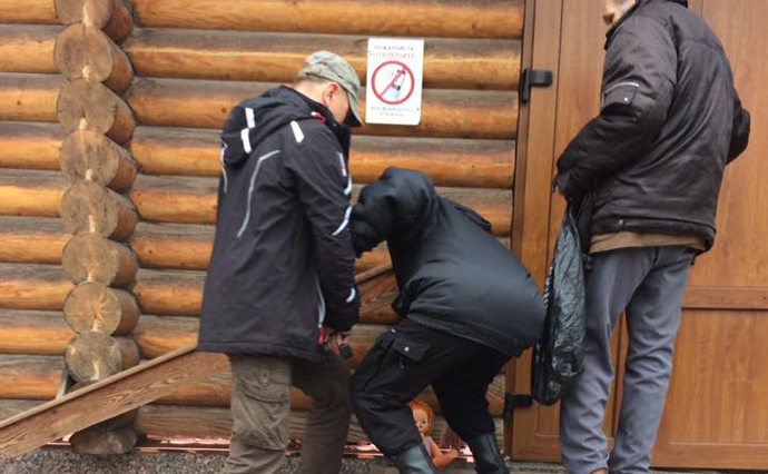 В Запорожье под храмом УПЦ МП избили людей во время акции #принесикуклу