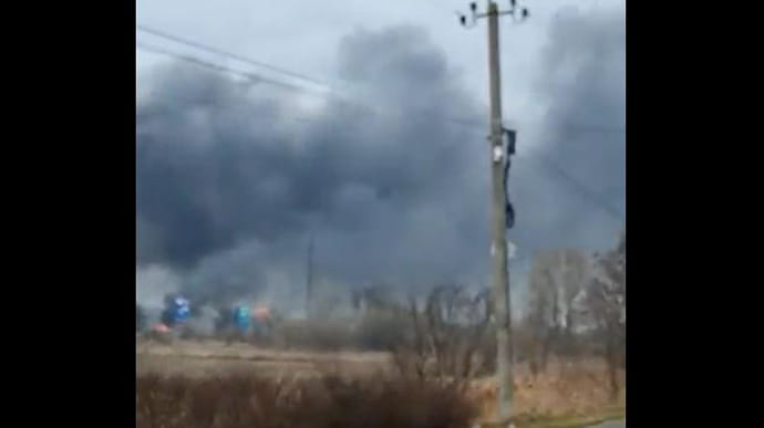 Українські захисники спалили колону російської бронетехніки під Гостомелем