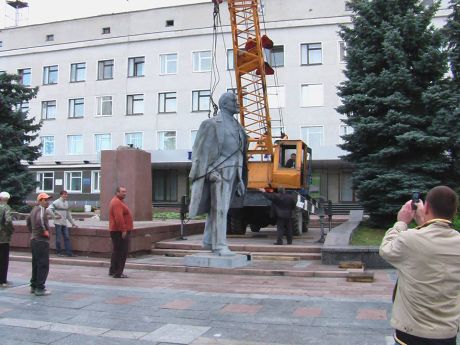 В городе Новоград-Волынский демонтировали памятник Ленину. Фото Свободы