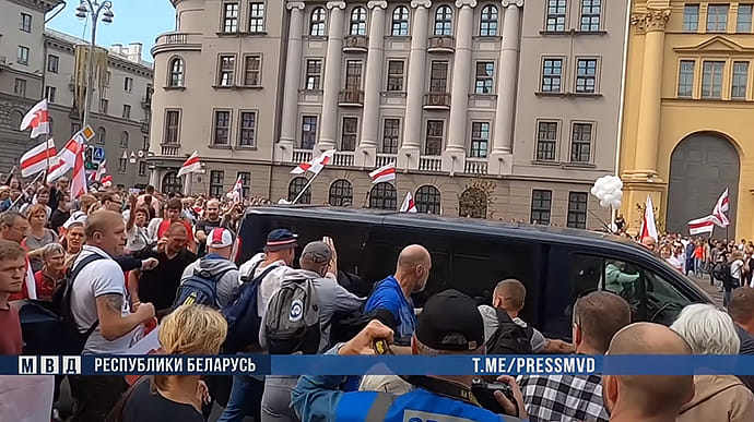 Влада Білорусі заявила, що протестувальники погрожують чиновникам і пошкодили авто міліції