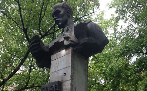 У Львові люди в балаклавах хотіли знести пам’ятник письменнику