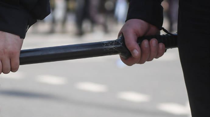 Побили кийками та відібрали гроші: у Києві арештували двох поліцейських