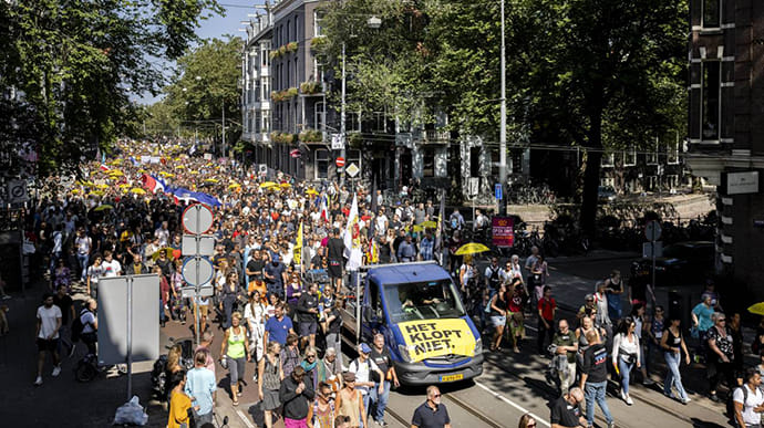 В Амстердамі протестують десятки тисяч коронаскептиків