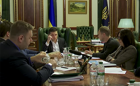 Офіс президента показав відео, як Зеленський вирішує питання тарифів 