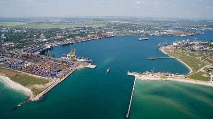 Росія завдала удару по порту в Чорноморську: загинула 1 людина, ще 7 поранено