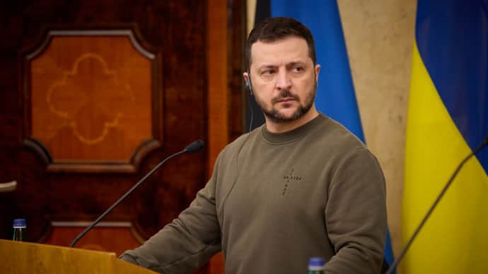 Зеленский заявил, что мужчины должны были бы вернуться в Украину, хотя бы чтобы платить налоги