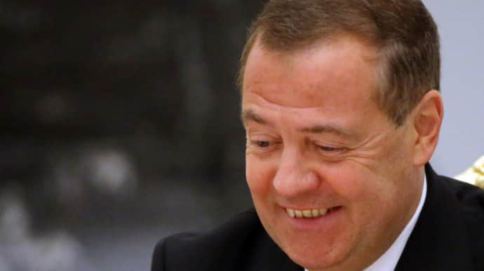 Медведев угрожает изымать имущество граждан США в ответ на конфискацию активов РФ