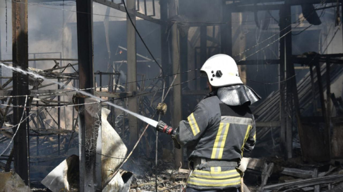 Більше 60 пожежників гасили загоряння від ракетних ударів по Одесі