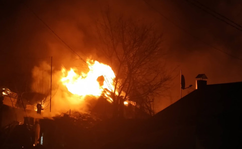 У Києві масштабна пожежа у приватному секторі, горить кілька будинків
