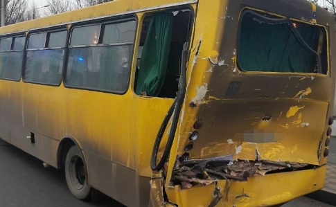 В Киеве фура протаранила маршрутку, 11 человек в больнице