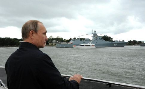 Путин приехал в аннексированный Крым посмотреть, как пускают ракеты
