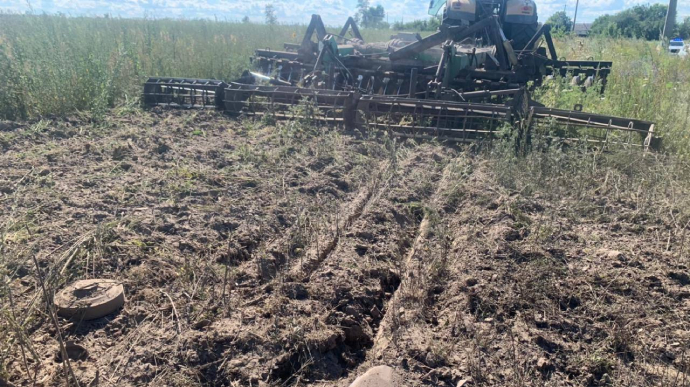 A tractor hit an anti-tank mine in Kyiv Oblast