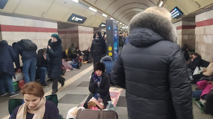 Киевское метро курсирует, на станциях укрылись много людей