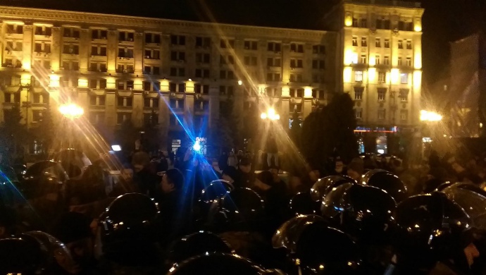 На Майдан невідомі у камуфляжі намагалися пронести намети, поліція завадила. 