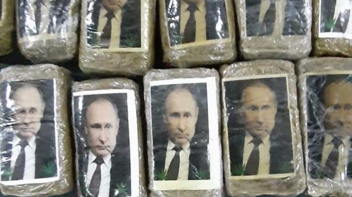 К берегу Ливии прибило сотни пачек гашиша с портретами Путина