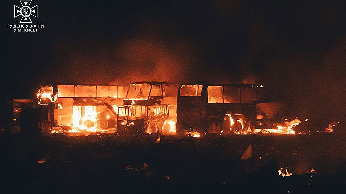 Зруйнована будівля і згоріли 4 двоповерхові автобуси − наслідки нічного удару росіян по Києву 