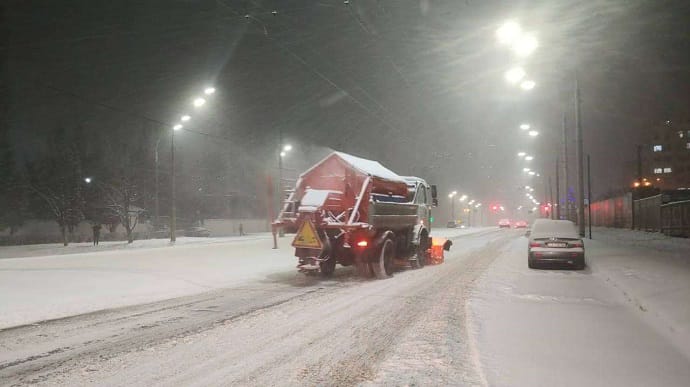 За три дні у Києві евакуювали понад 640 автівок, які заважали прибирати сніг
