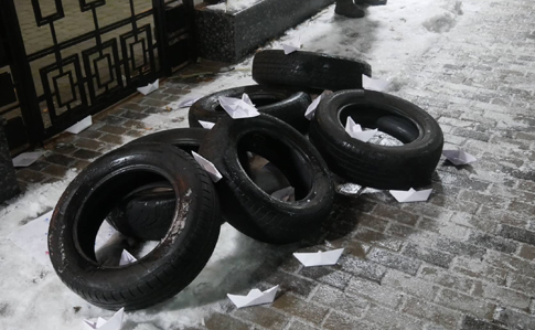 Под посольством РФ в Киеве принесли шины и бумажные кораблики