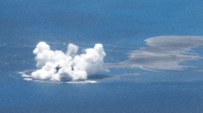 В Японии извержение вулкана создало новый остров