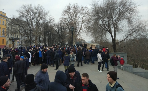 Сотні людей в Одесі прийшли підзаробити на мітинг за неіснуючого кандидата - ЗМІ