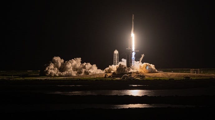 Экипаж здоров, счастлив – SpaceX о первом туристическом космическом полете