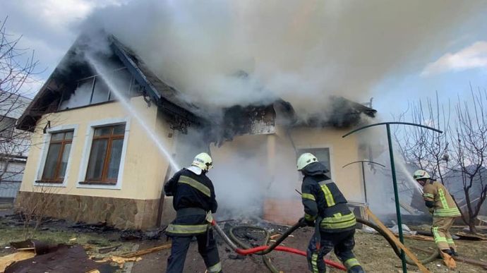 У Києві снаряд влучив у приватний будинок, сталася пожежа