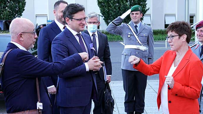 Министр обороны передал немецкой коллеге доказательства участия России в войне на Донбассе