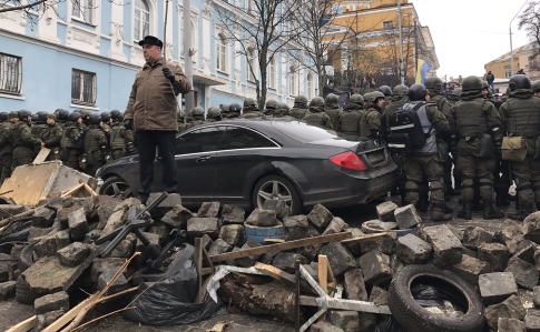 Сторонники Саакашвили разобрали забор на баррикады