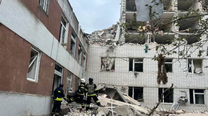 Удар россиян по Чернигову: погибших уже 11, еще 22 ранены, под завалами есть люди 