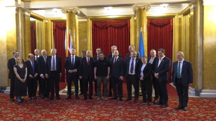 Zelenskyy meets with representatives of the UK defence industry