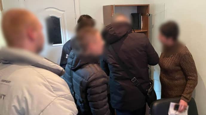 На Дніпропетровщині посадовицю підозрюють у розкраданні 5 мільйонів на укриттях для школярів