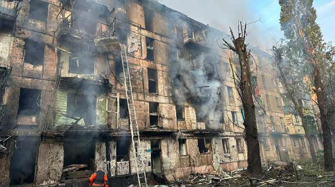Russians hit 5-storey building in Kryvyi Rih, causing casualties