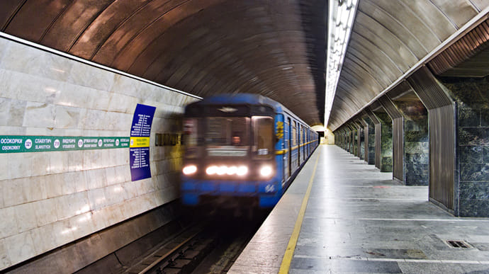 У Києві закривали дві центральні станції метро через дзвінок про замінування 