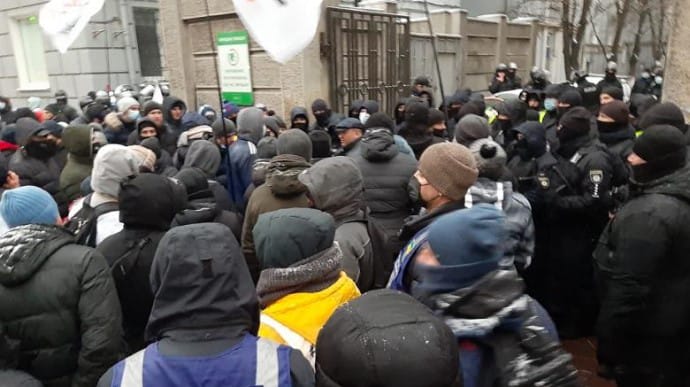 Протестующие заблокировали нардепов в Раде: на помощь пришла полиция