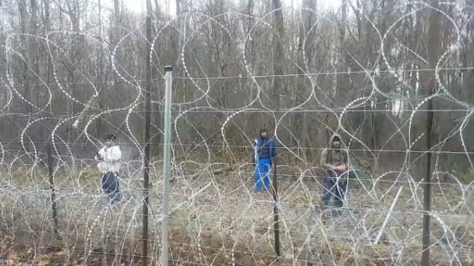В Польше показали новое видео с границы: мигранты пытаются атаковать пограничников
